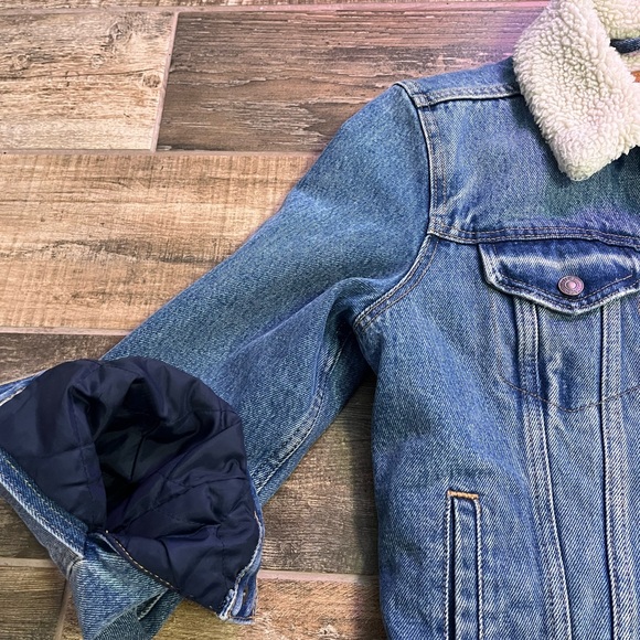 LEVI’S ORIGINAL SHERPA TRUCKER JACKET Size S Denim *Sold Out Online * - Picture 6 of 8